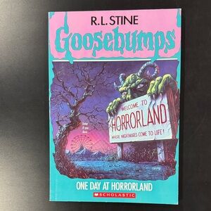 Goosebumps #16: One Day At HorrorLand by R.L. Stine - Paperback Novel